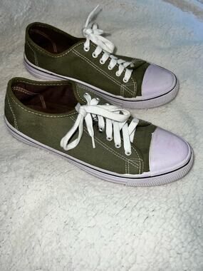 Charles Albert Women's Classic Canvas Lace-Up Low-Top Sneaker - size 11